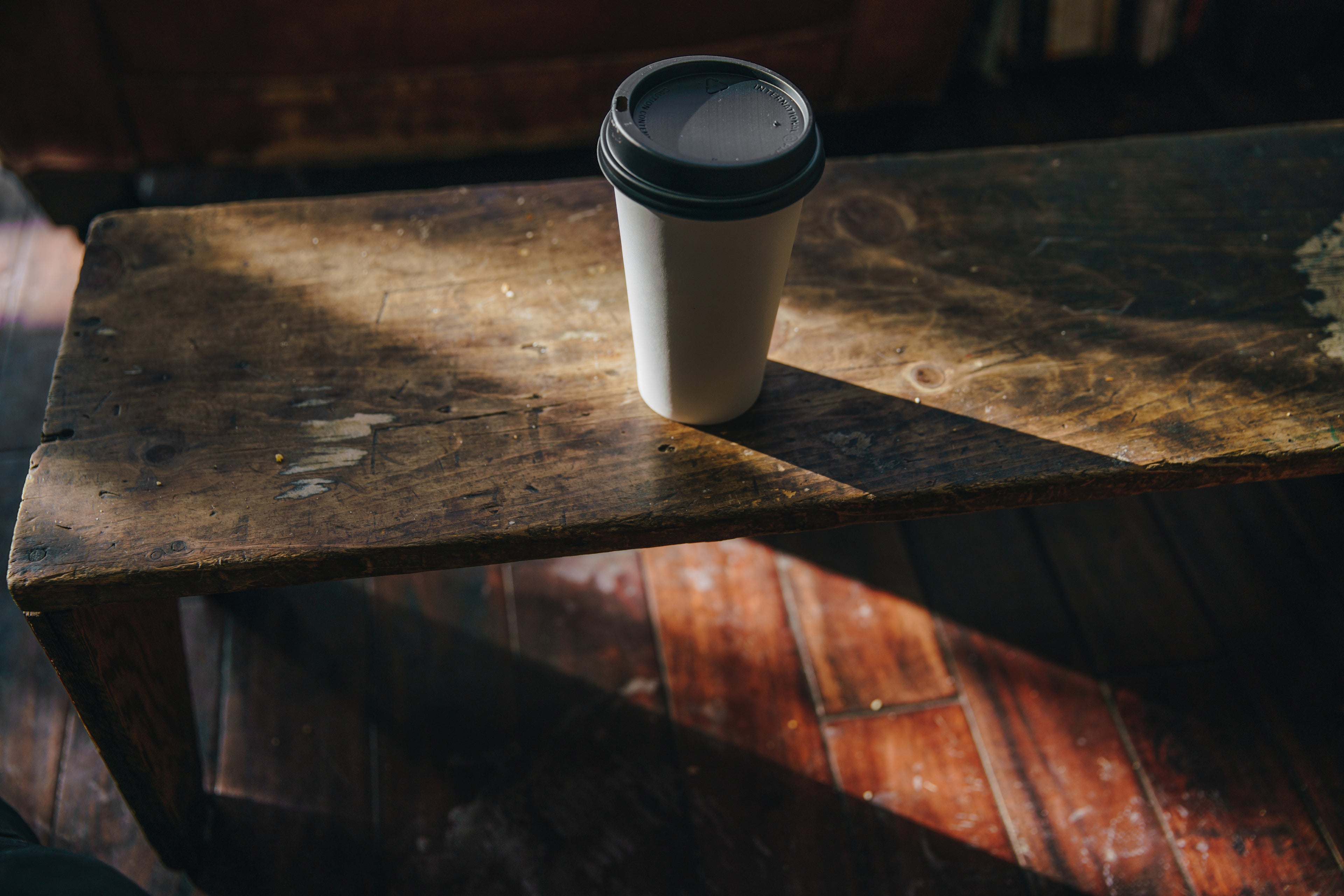 cafe-cup-on-wood-table